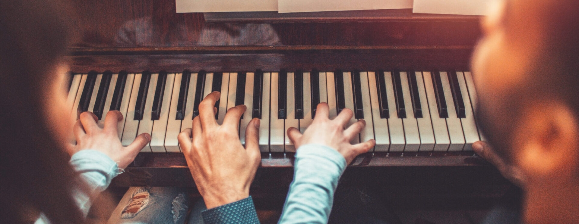 Professeur de piano et son élève