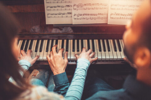 Professeur de piano et son élève