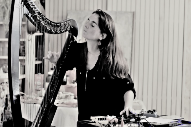 Aurélie BARBÉ, harpiste électrique, compositrice