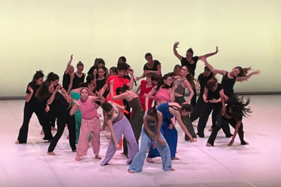 Groupe de danseur sur scène - Agrandir l'image, fenêtre modale