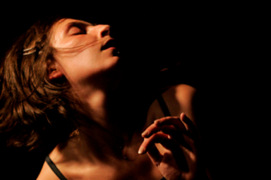 La danseuse Sibille Planques en mouvement, fond noir