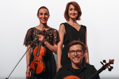 Trio de musiciens de cordes frottées (violons, violoncelle) et pianiste - Agrandir l'image, fenêtre modale