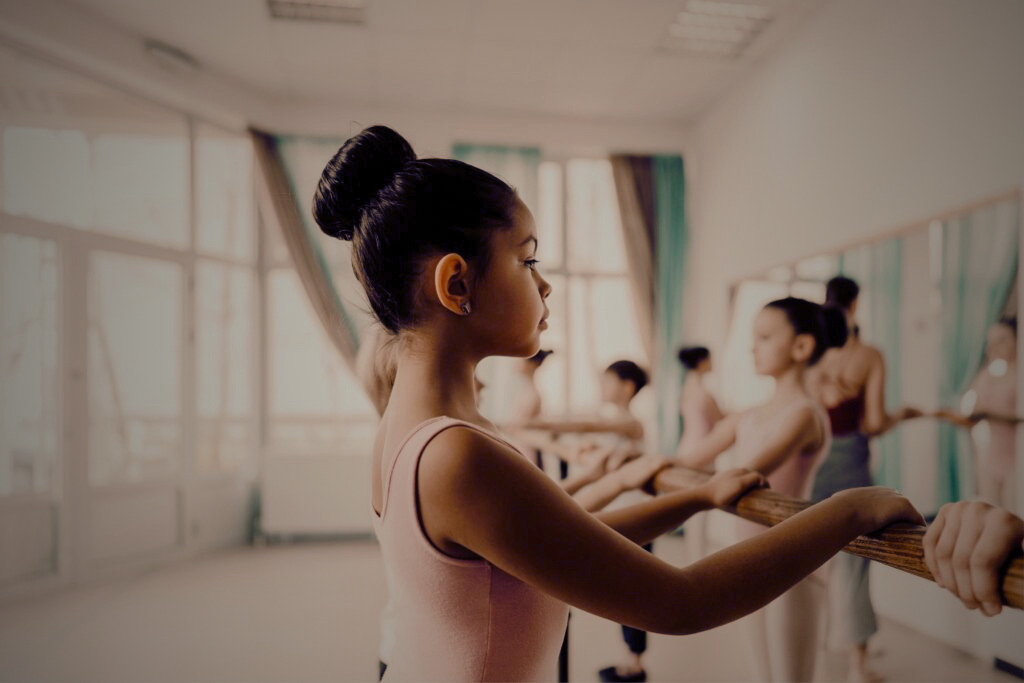 Une danseuse dressée d'un chignon